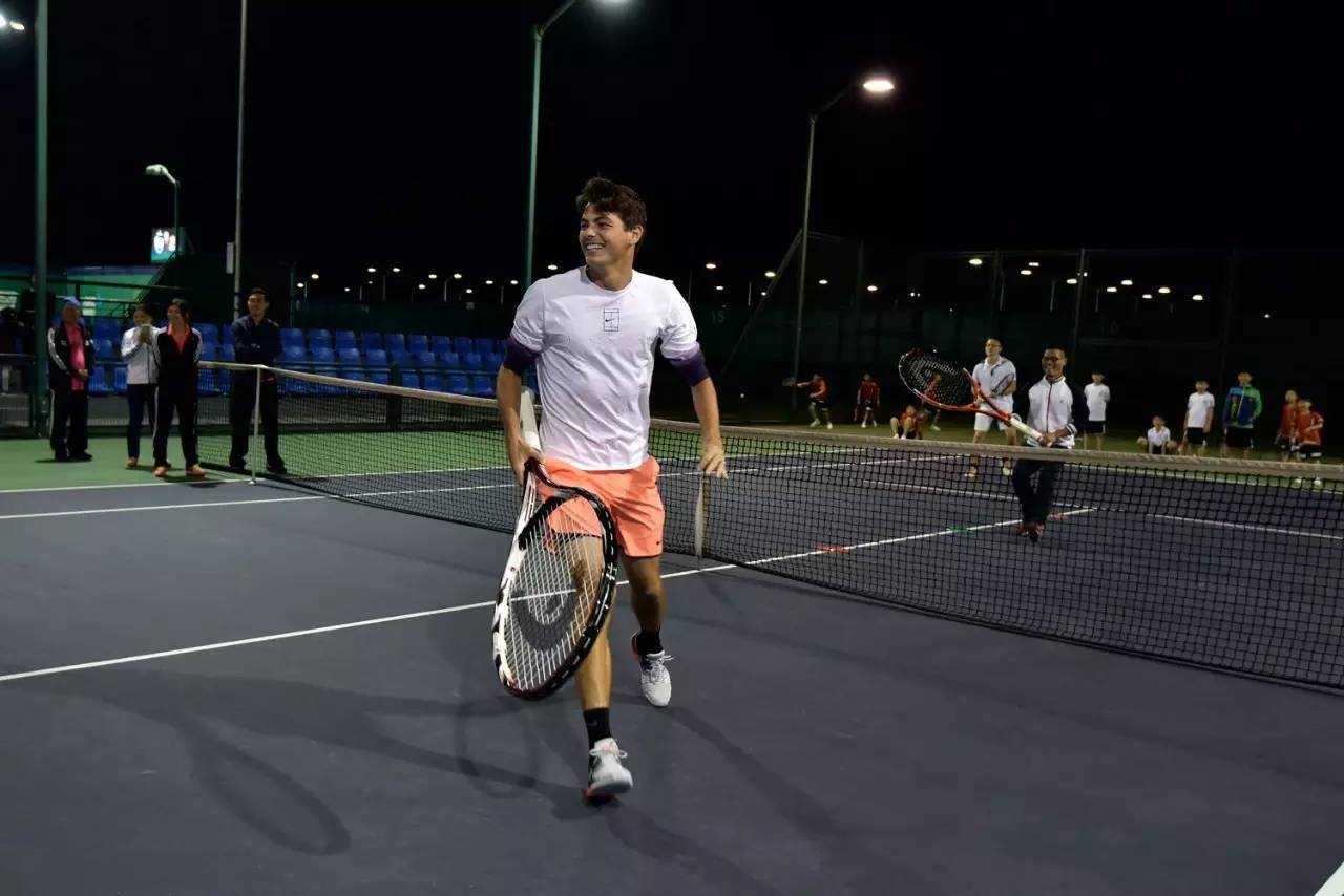 他在努力填 他在努力填