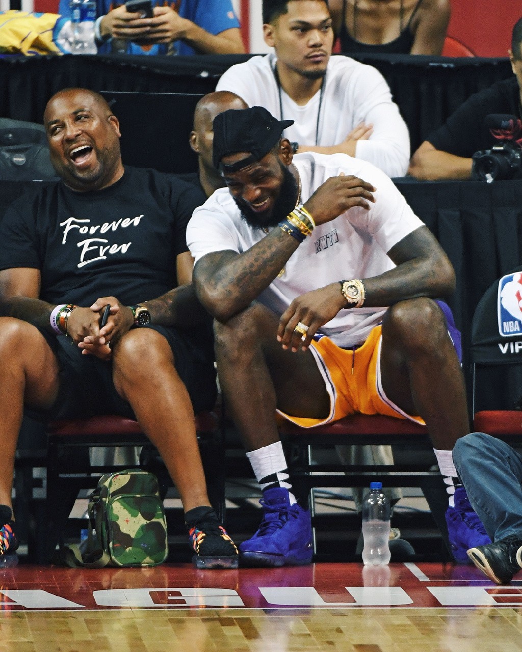 擦到手套边 擦到手套边